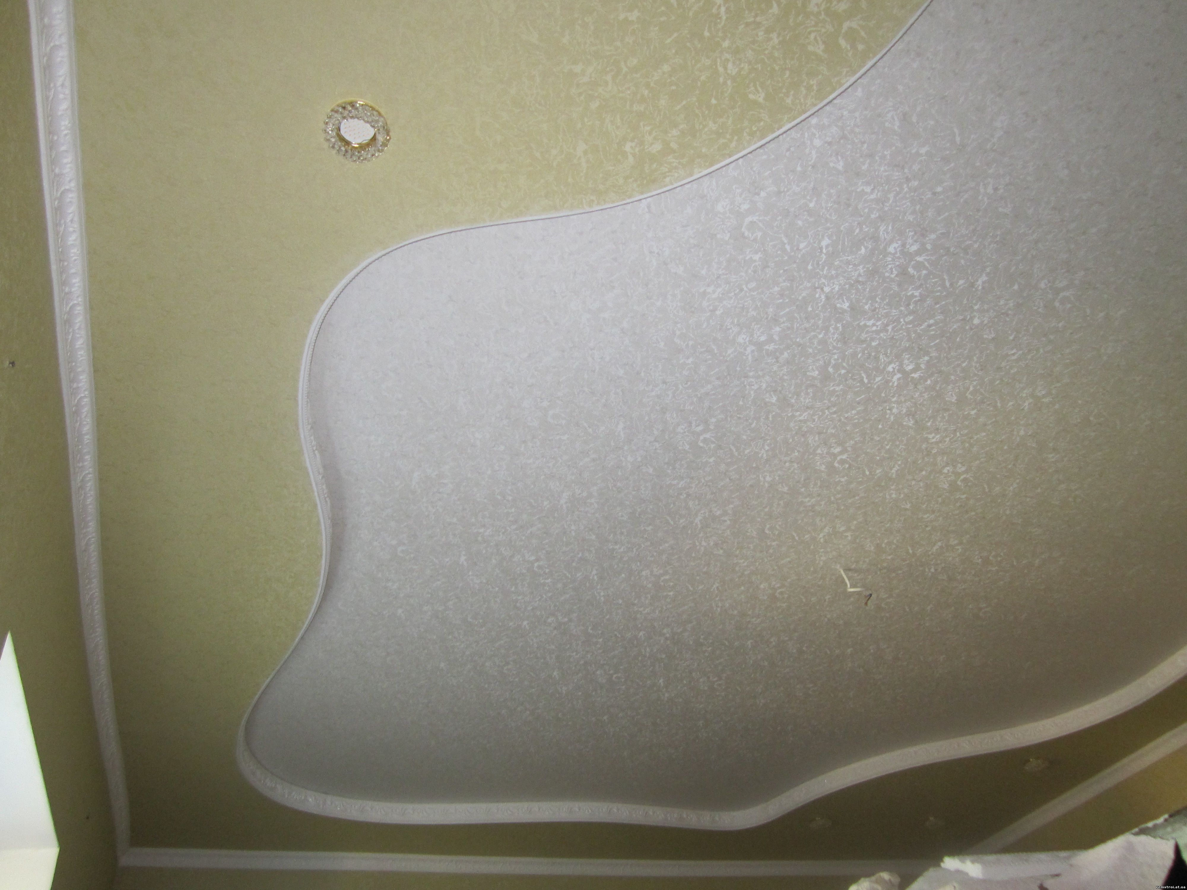 Криволинейный потолок из гипсокартона с прямым багетом
