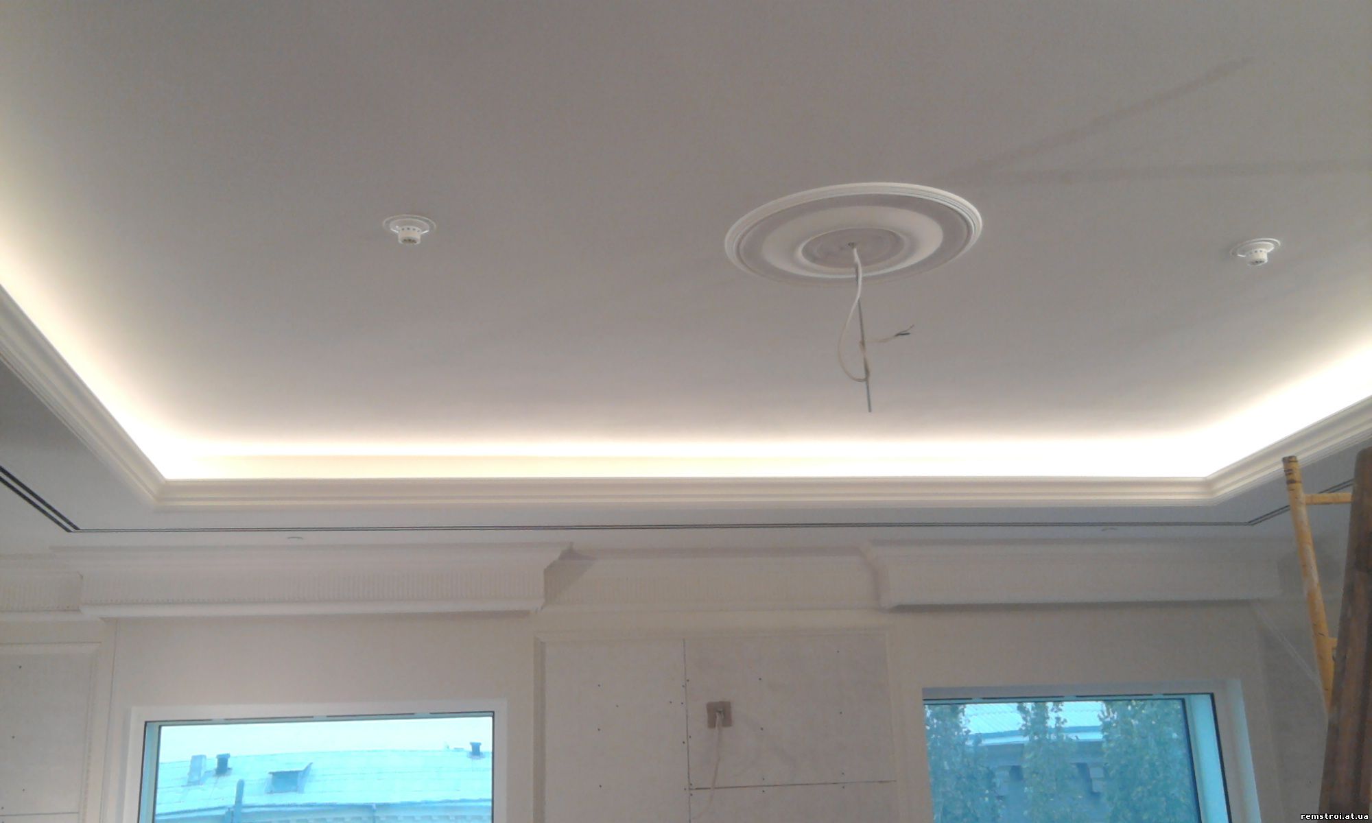 квадратный потолок из гипсокартона со скрытой подсветкой