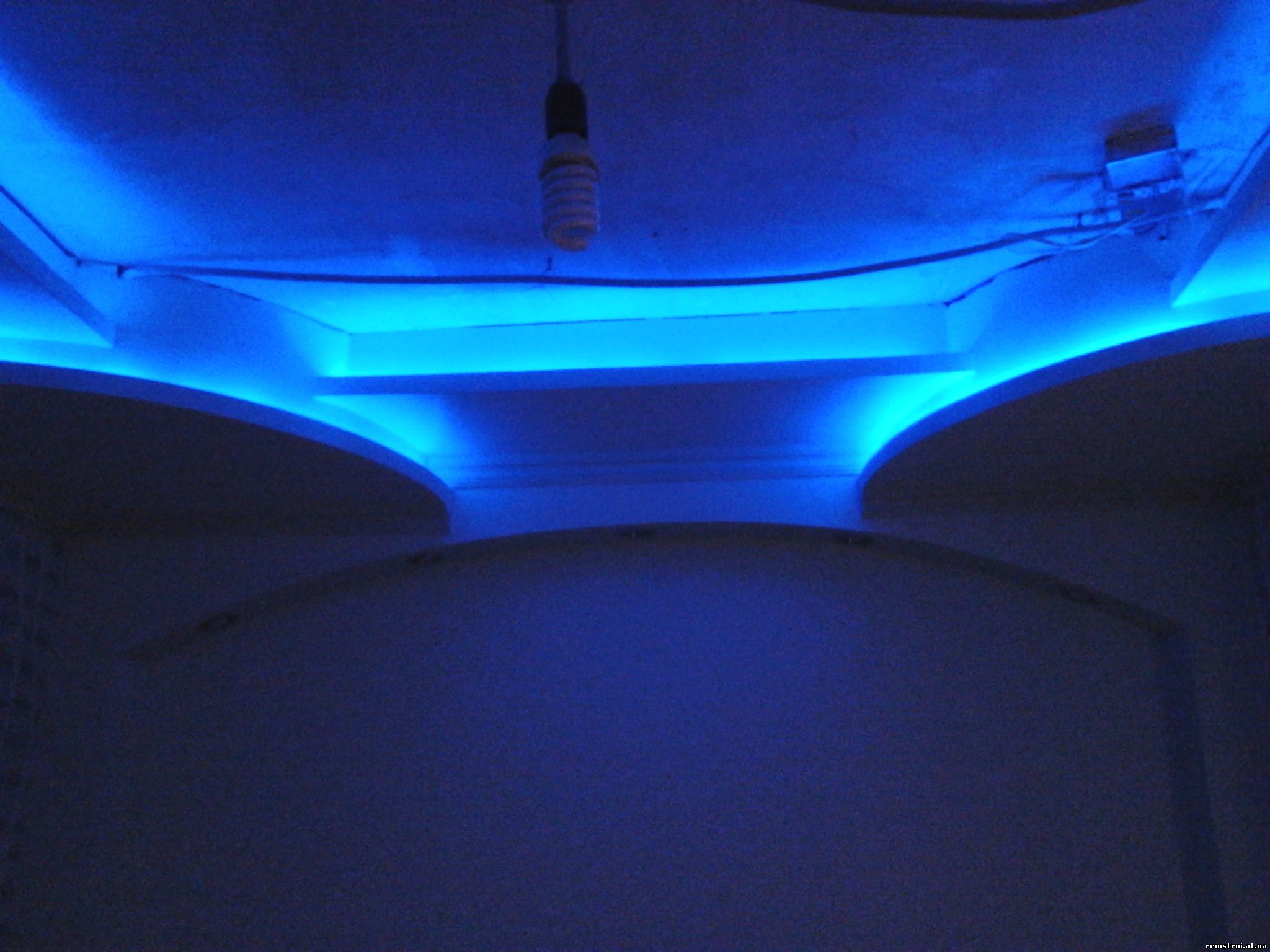 Подсветка потолка диодной лентой